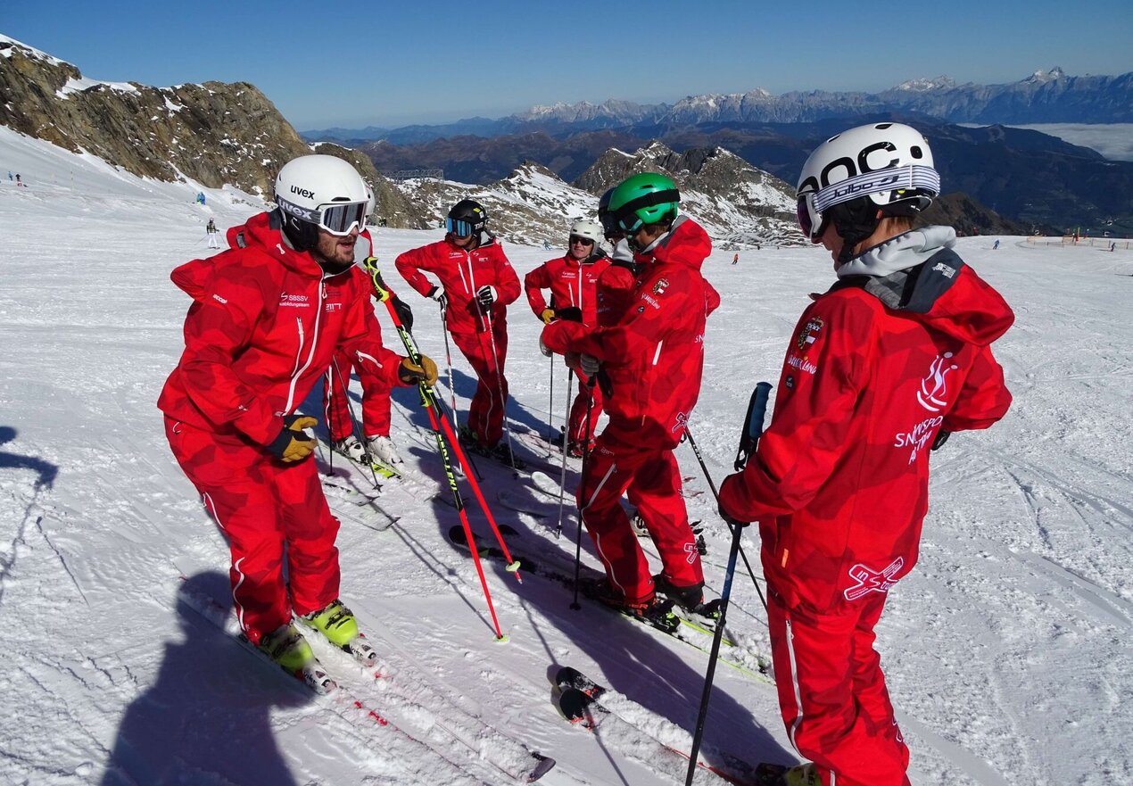 Gruppe von Skilehrern an der Piste