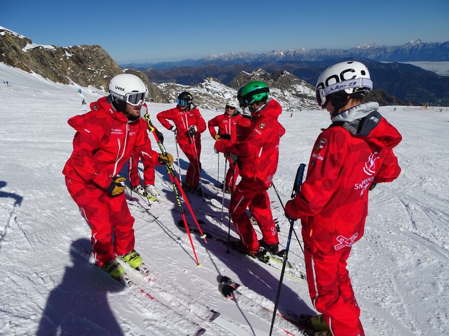 Gruppe von Skilehrern an der Piste