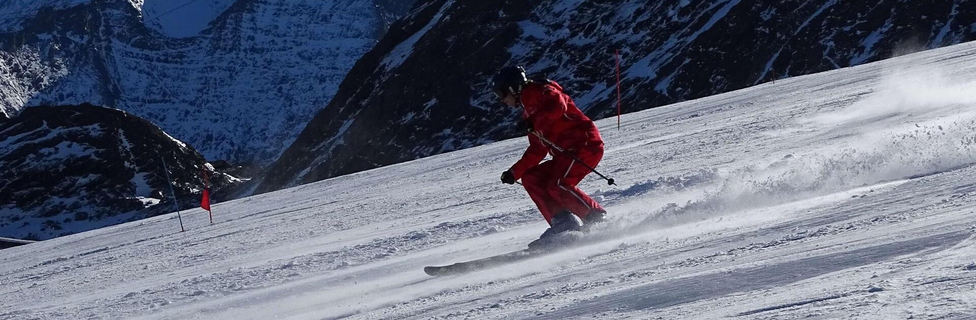 Skilehrer bei der Abfahrt