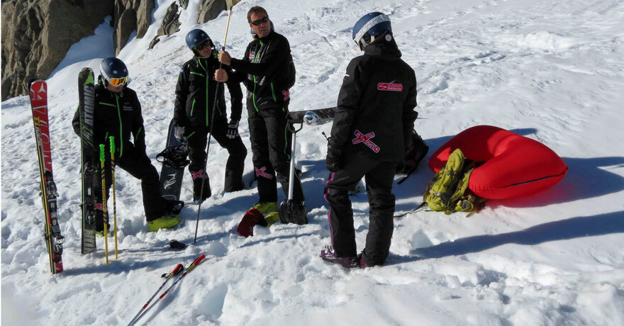 Gruppe von Skitourengehern beim Sicherheitstraining