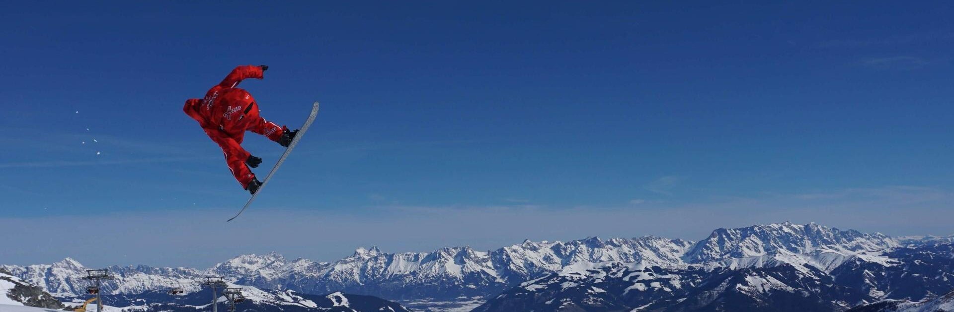 Snowboarder beim Sprung