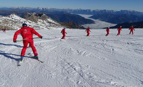 Skilehrergruppe bei der Arbeit