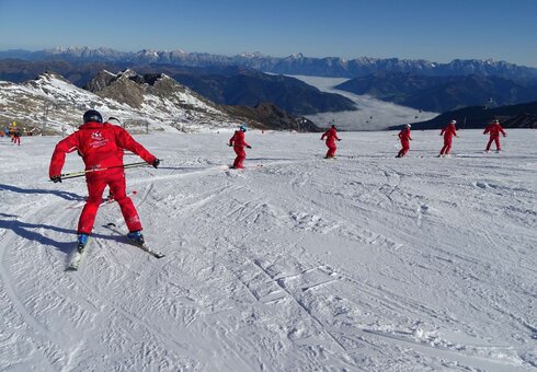 Skilehrergruppe bei der Arbeit