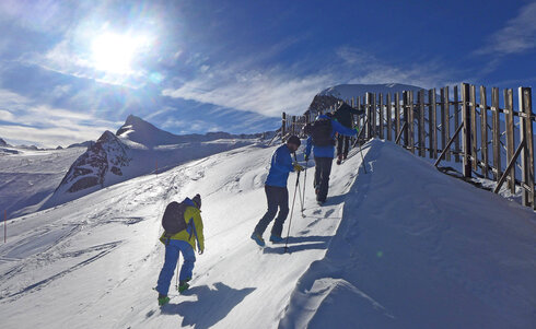 Skitourengeher beim Aufstieg auf den Berg