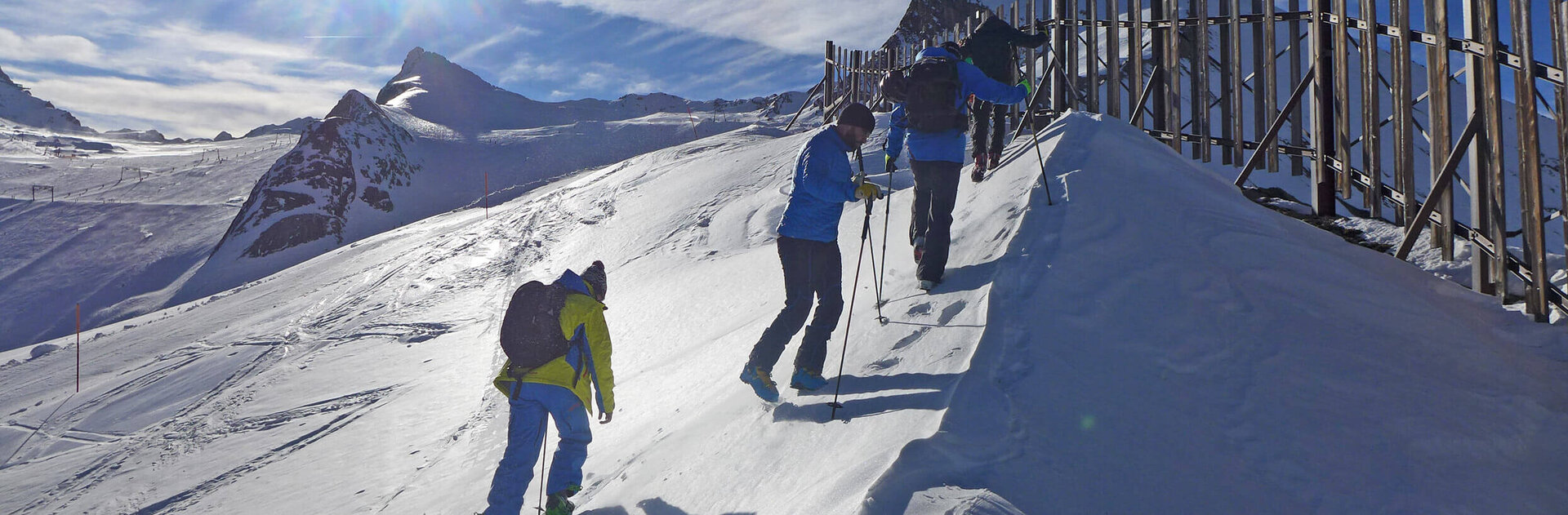 Skitourengeher beim Aufstieg auf den Berg