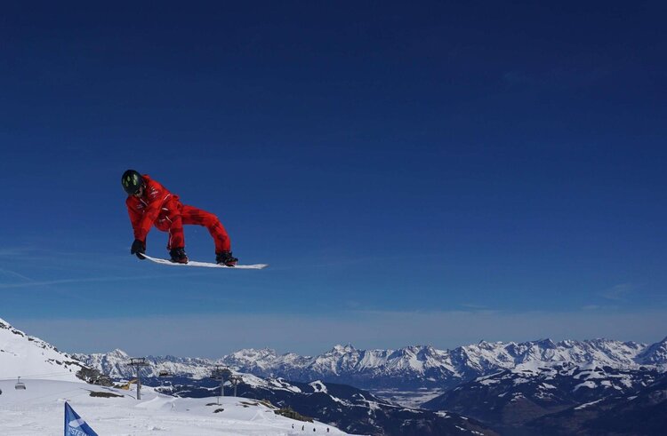 Snowboarder beim Sprung