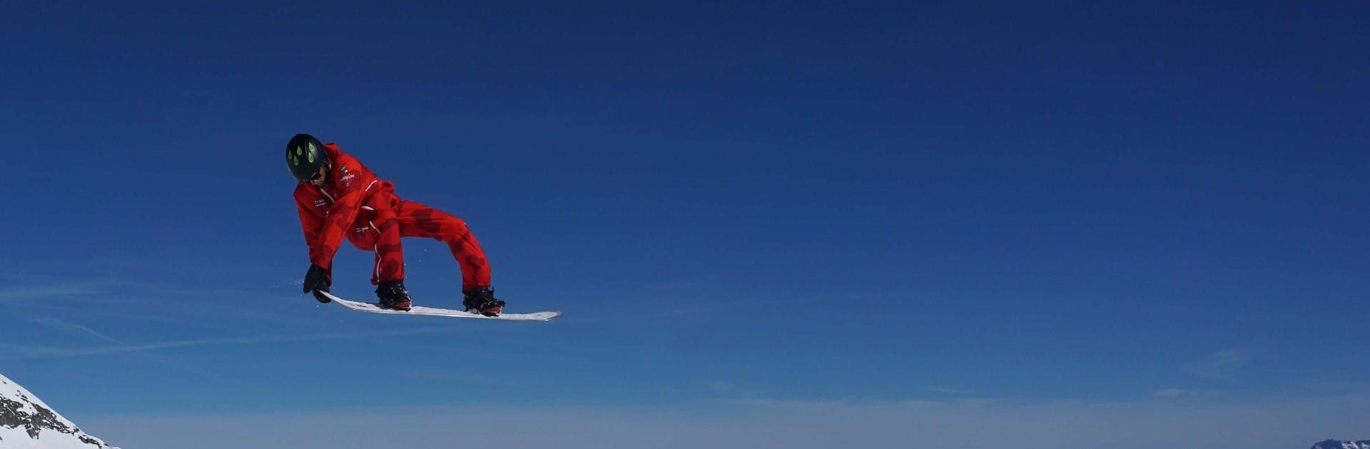 Snowboarder beim Sprung