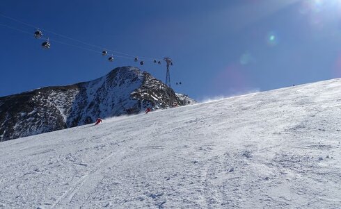 Skipiste mit Gondelbahn