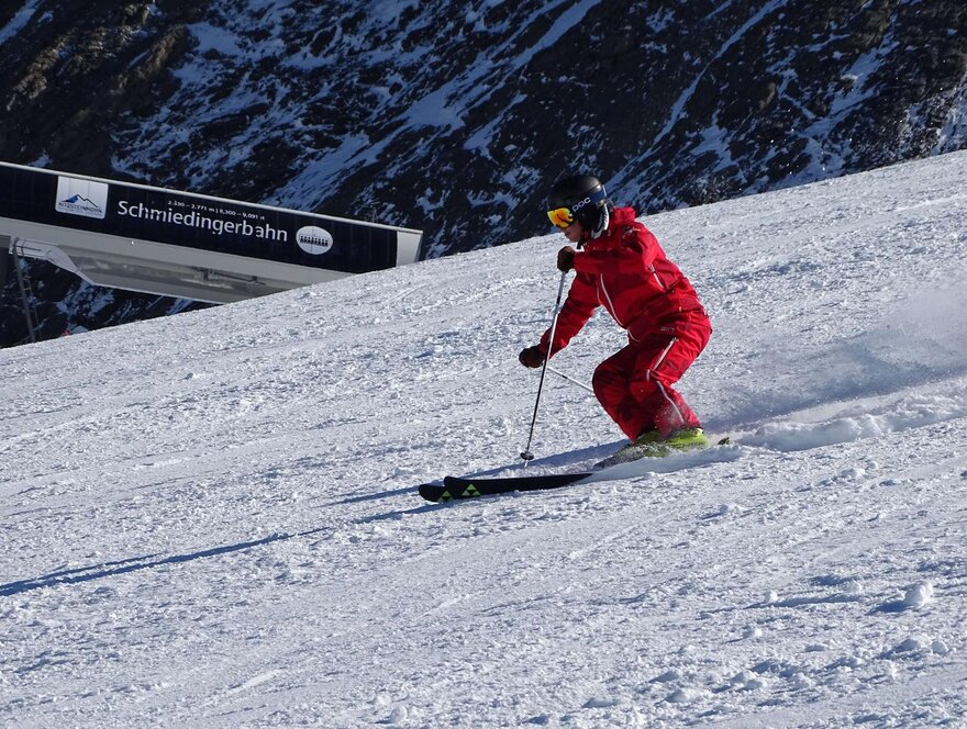 Skilehrer bei der Abfahrt