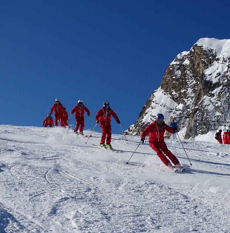 Skilehrer machen schöne Schwünge