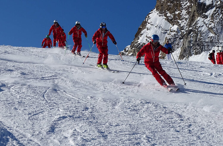 Skilehrer machen schöne Schwünge