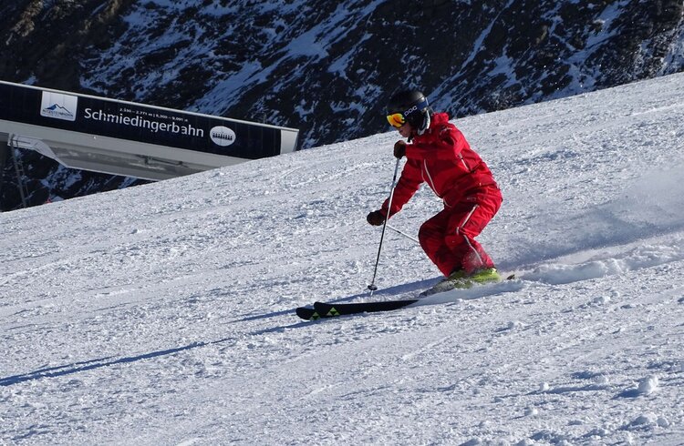 Skilehrer bei der Abfahrt