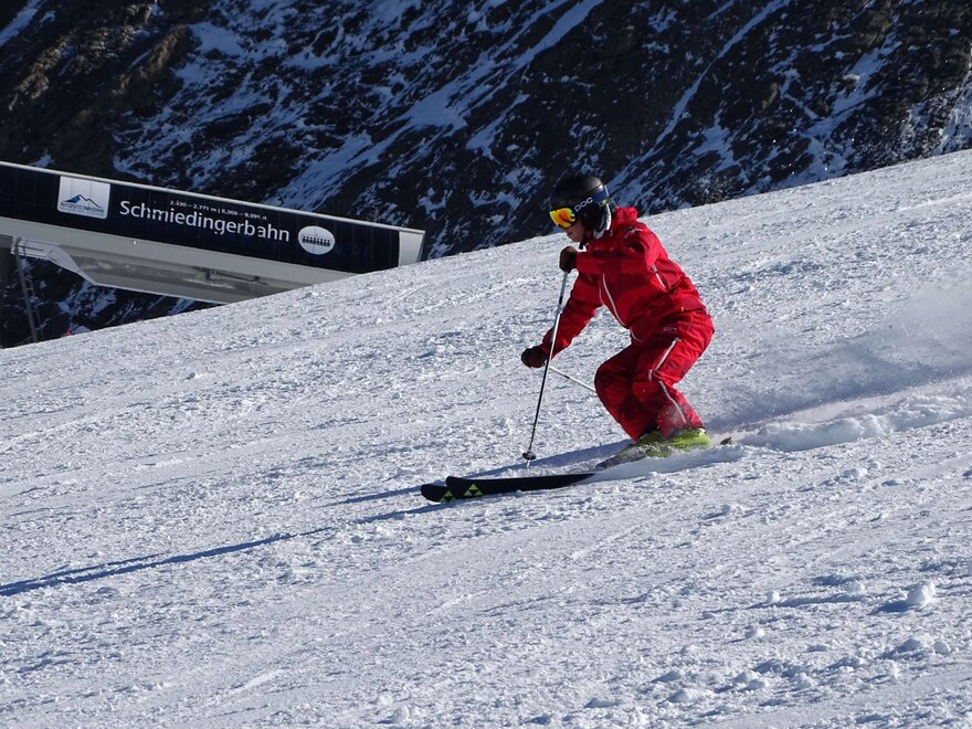 Skilehrer bei der Abfahrt