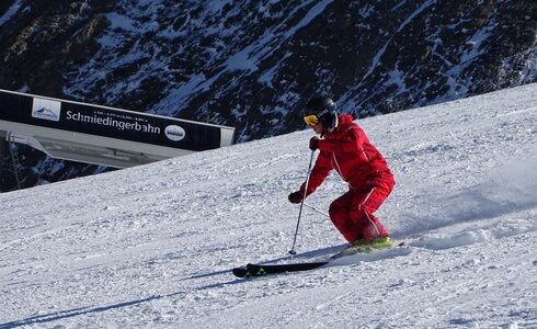 Skilehrer bei der Abfahrt