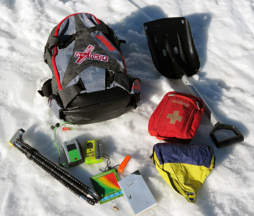 Skitourenausrüstung liegt im Schnee