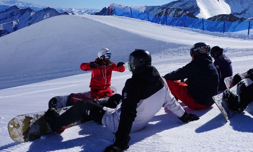 Snowboarder sitzen im Schnee. 